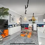C127 Luxurious Designer Apartment Walk To Puerto Banus