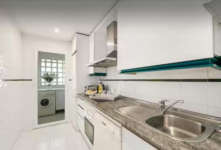 C127 Luxurious Designer Walk To Puerto Banus Apartamento Marbella